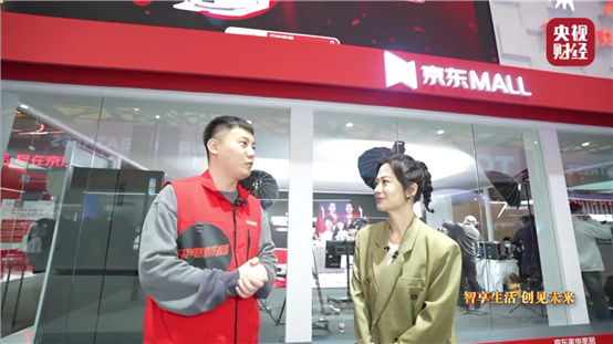 人站在商店门口

低可信度描述已自动生成