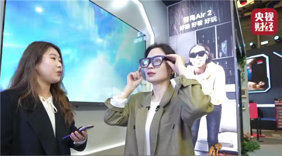 穿西装戴眼镜的人站在一起

低可信度描述已自动生成